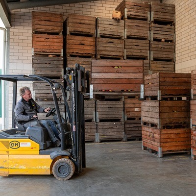 Naturhof-Wolfsberg_Impressionen_Lagerung_400x400 zum Obstbaubetrieb gehört Arbeit im Lager: Andreas Mager fährt einen Gabelstapler